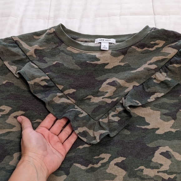 Nine West ladies camouflage sweatshirt with feminine v ruffle size large - Picture 4 of 6